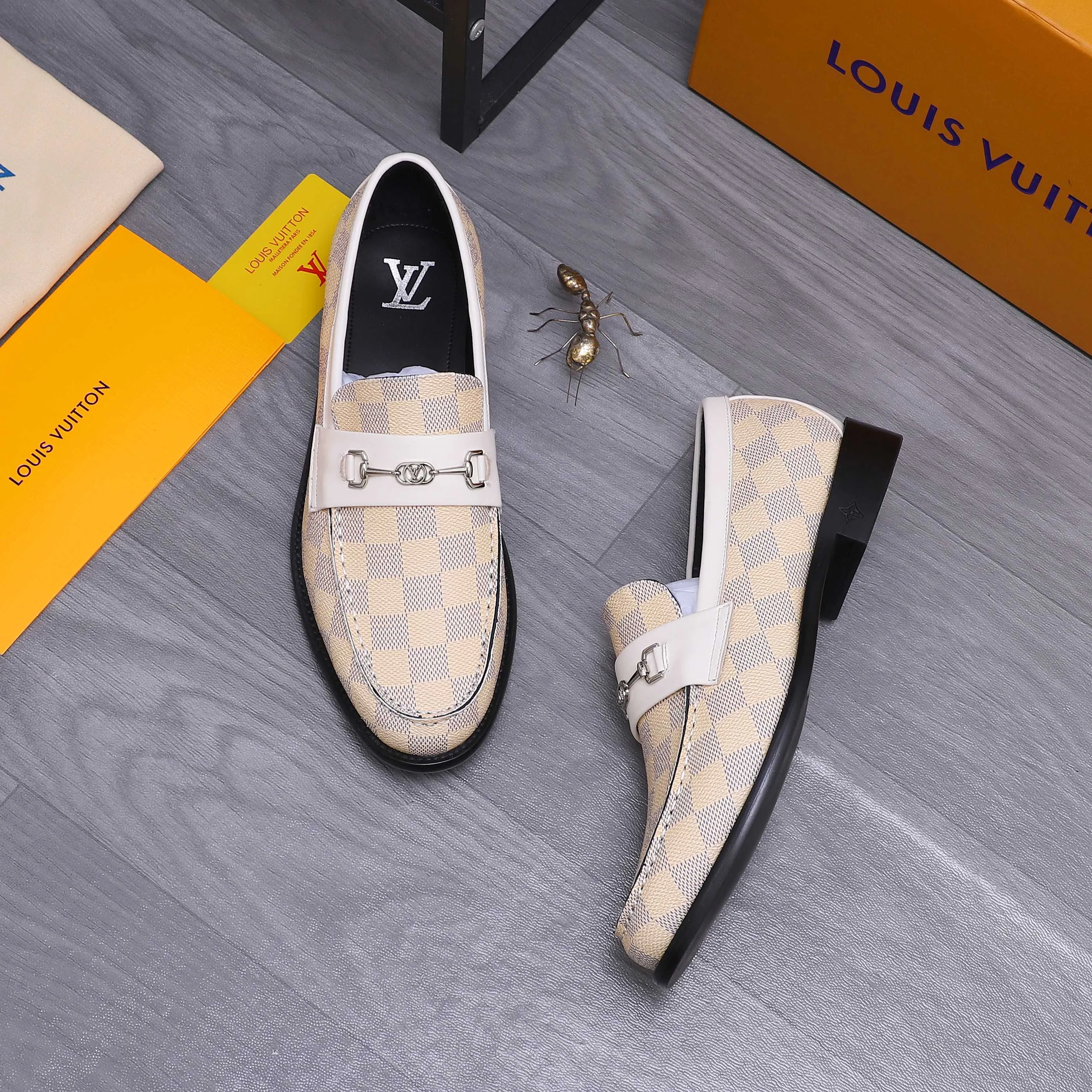 Men's shoes 💰660 Product trademark: LV [Louis Vuitton] business casual slip-on leather shoes, regular size. Size: 39-44 (38.45 custom-made, non-returnable) Product materials: Selected classic plaid upper, cowhide lining, original outsole